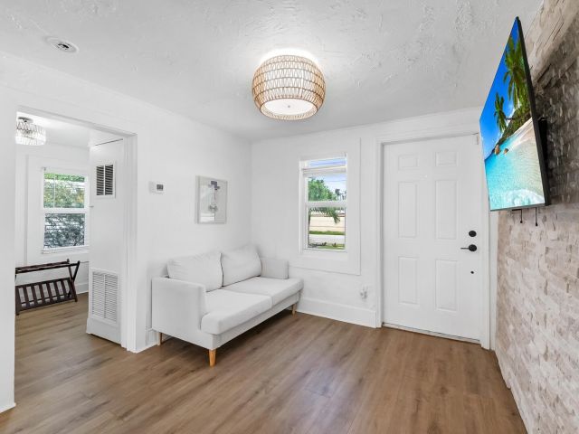 Дом в аренду по адресу 308 SW 1st Street - фото 6606573