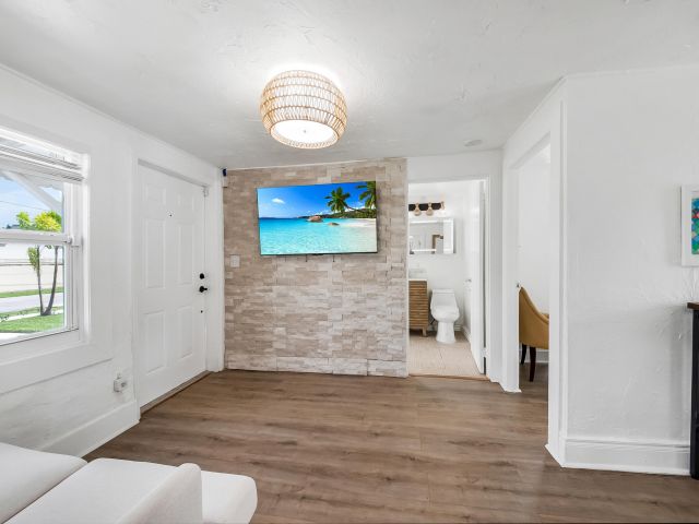 Дом в аренду по адресу 308 SW 1st Street - фото 6606574