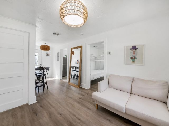 Дом в аренду по адресу 308 SW 1st Street - фото 6606575