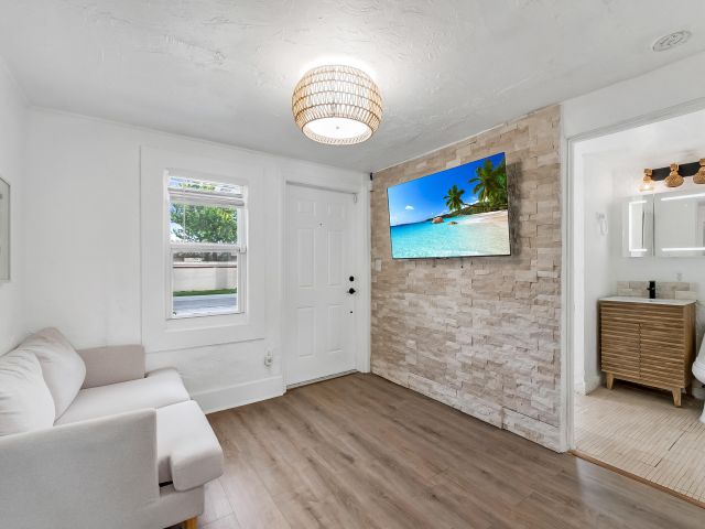 Дом в аренду по адресу 308 SW 1st Street - фото 6606576