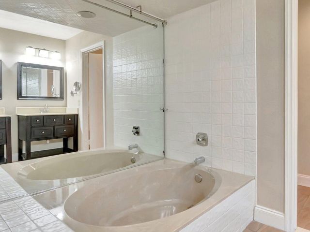 Продажа дома по адресу 6740 Lago Vista Terrace - фото 6786721