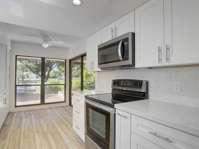 Продажа дома по адресу 6740 Lago Vista Terrace - фото 6786732