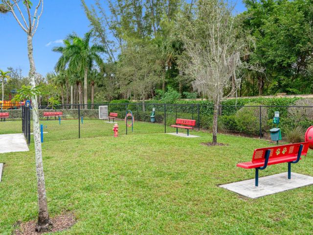 Дом в аренду по адресу 1090 Quaye Lake Circle - фото 6606352