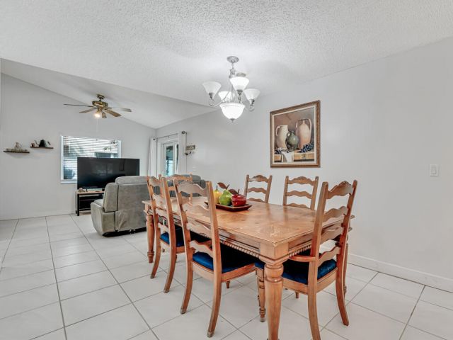 Продажа дома по адресу 610 NW 207th Avenue - фото 6621003