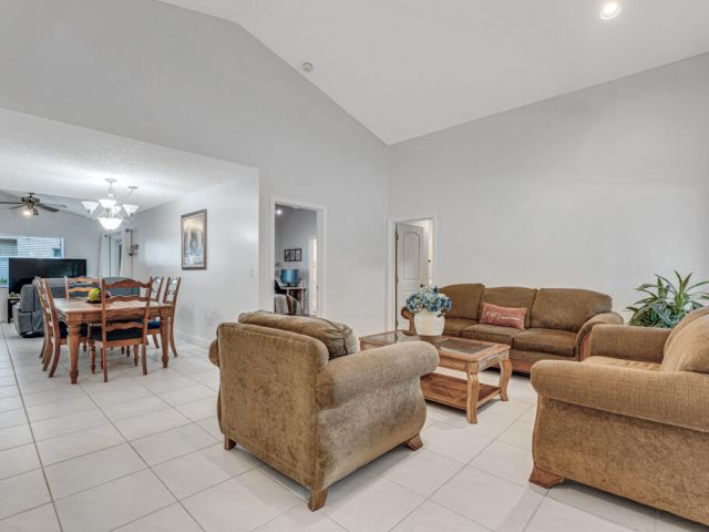 Продажа дома по адресу 610 NW 207th Avenue - фото 6621004