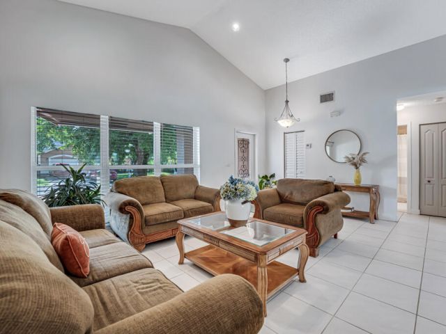 Продажа дома по адресу 610 NW 207th Avenue - фото 6621005