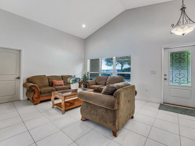 Продажа дома по адресу 610 NW 207th Avenue - фото 6621006