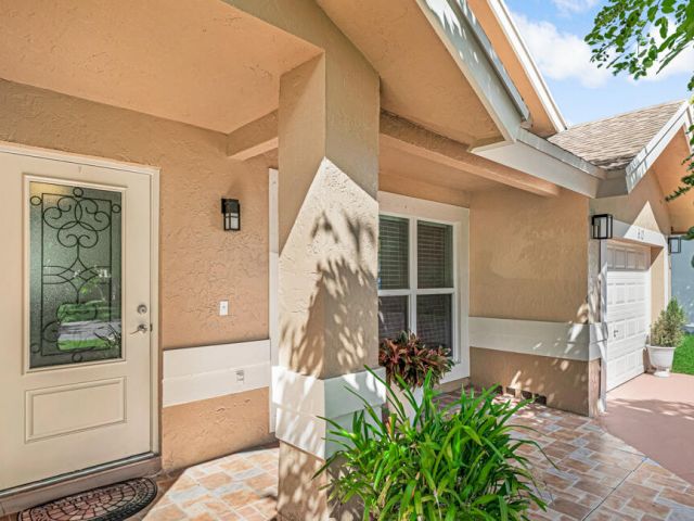 Продажа дома по адресу 610 NW 207th Avenue - фото 6621009