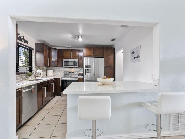 Продажа дома по адресу 400 NW 98th Avenue - фото 6620993