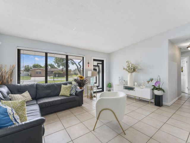 Продажа дома по адресу 400 NW 98th Avenue - фото 6620994