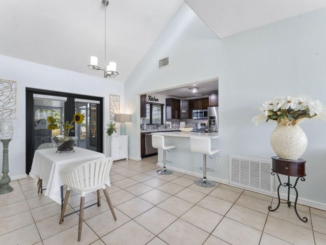 Продажа дома по адресу 400 NW 98th Avenue - фото 6620995