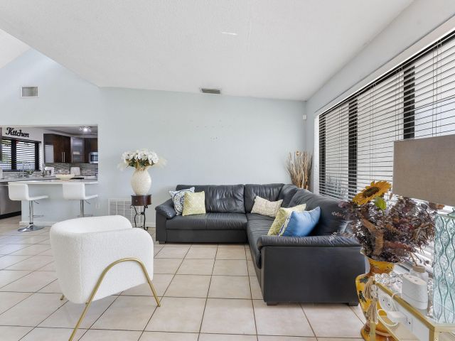 Продажа дома по адресу 400 NW 98th Avenue - фото 6620996