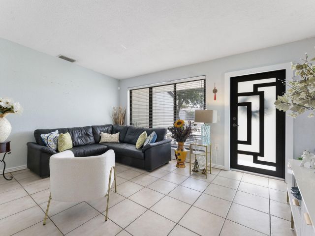 Продажа дома по адресу 400 NW 98th Avenue - фото 6620997