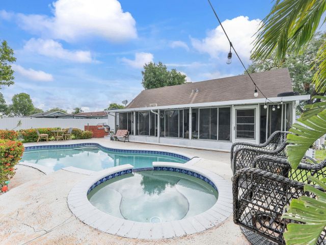 Продажа дома по адресу 400 NW 98th Avenue - фото 6621000