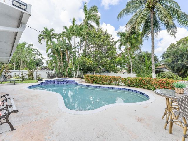 Продажа дома по адресу 400 NW 98th Avenue - фото 6621001