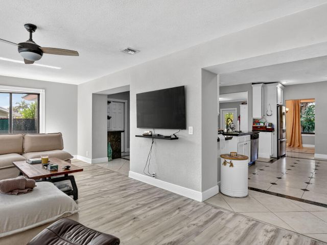 Продажа дома по адресу 1517 SE 4th Court - фото 6622038