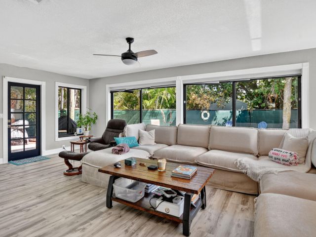 Продажа дома по адресу 1517 SE 4th Court - фото 6622040