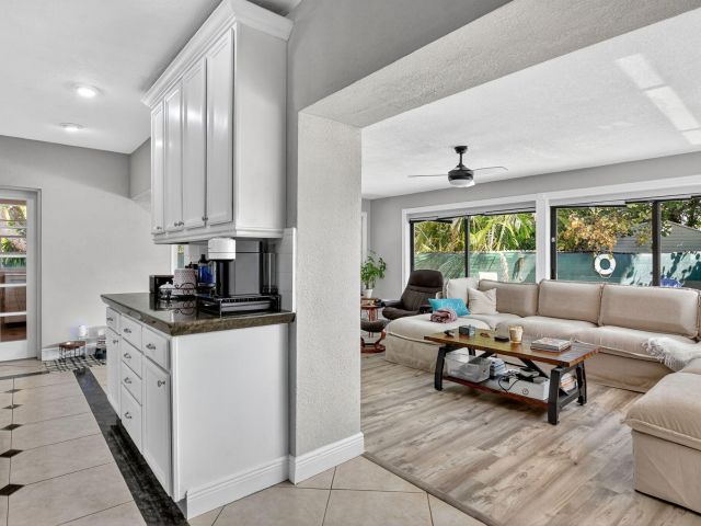 Продажа дома по адресу 1517 SE 4th Court - фото 6622041