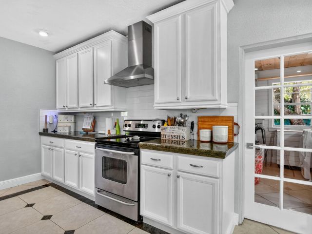 Продажа дома по адресу 1517 SE 4th Court - фото 6622042