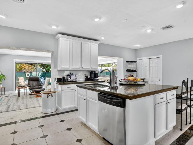 Продажа дома по адресу 1517 SE 4th Court - фото 6622043