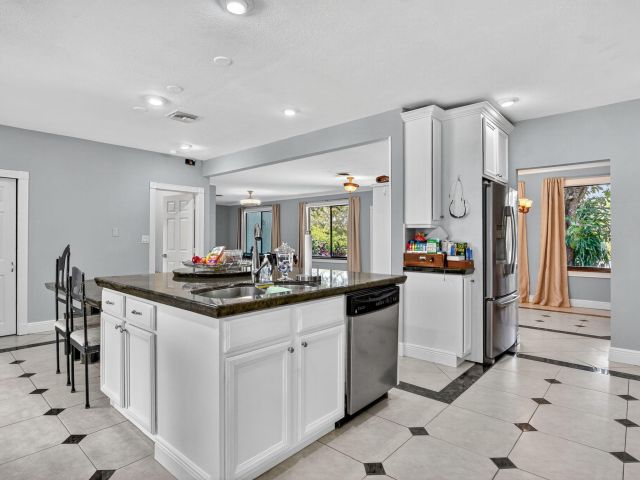 Продажа дома по адресу 1517 SE 4th Court - фото 6622044