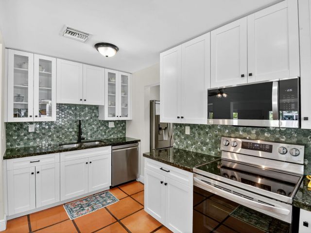 Продажа дома по адресу 1309 SW 19th Avenue - фото 6642323