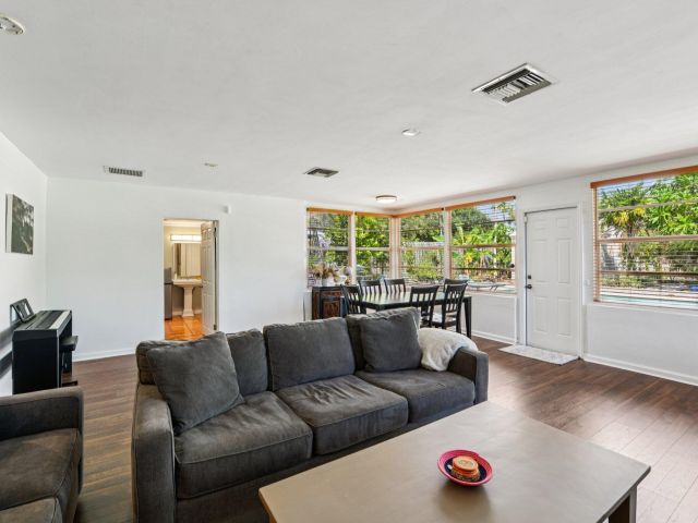 Продажа дома по адресу 221 NE 17th Street - фото 6608959