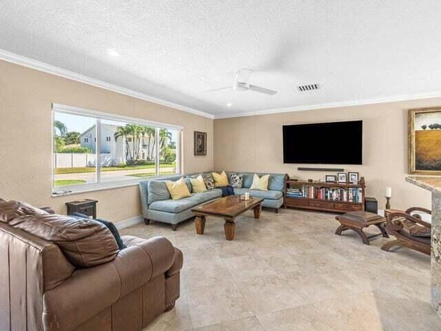 Дом в аренду по адресу 653 NW 10th Court - фото 6608835