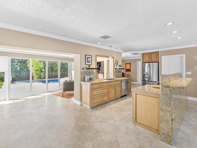 Дом в аренду по адресу 653 NW 10th Court - фото 6608840