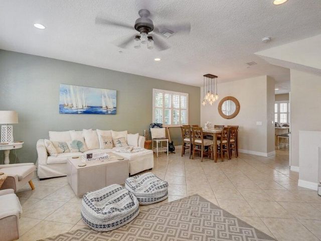 Дом в аренду по адресу 295 NE 5th Avenue 31 - фото 6608986