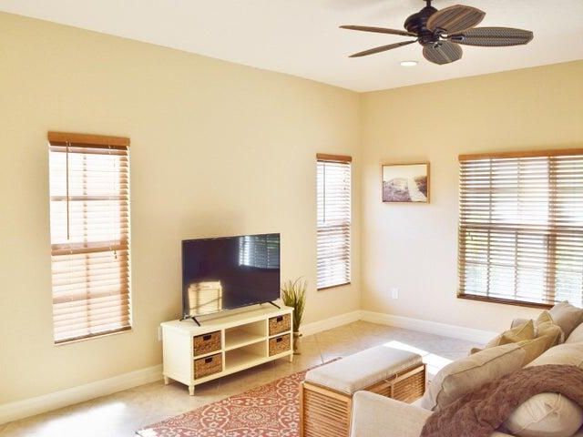 Дом в аренду по адресу 295 NE 5th Avenue 31 - фото 6608988