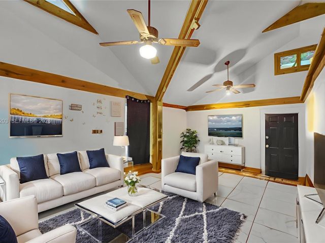 Продажа дома по адресу 1024 N 24th Ave - фото 7493770