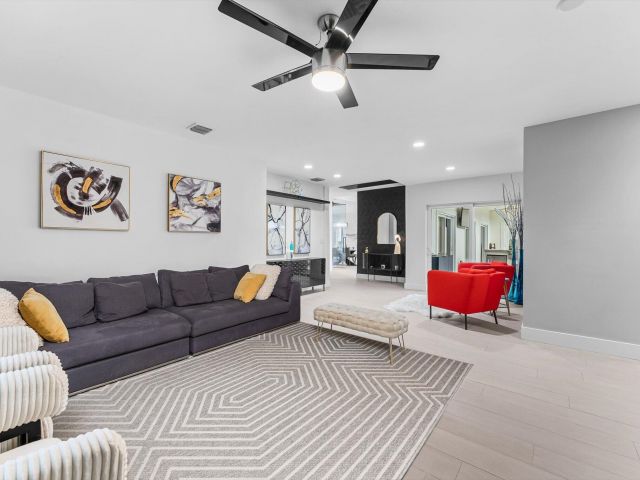 Продажа дома по адресу 1044 NW 6th Drive - фото 6643490