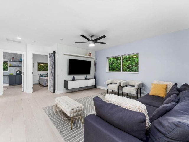 Продажа дома по адресу 1044 NW 6th Drive - фото 6643491