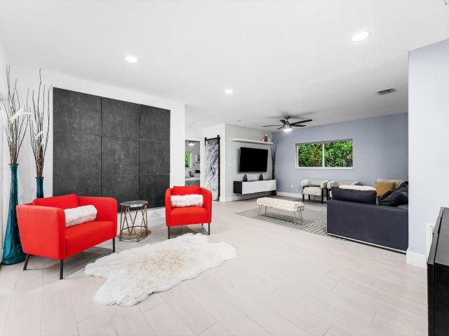 Продажа дома по адресу 1044 NW 6th Drive - фото 6643492