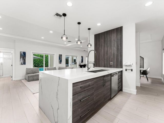 Продажа дома по адресу 1044 NW 6th Drive - фото 6643494