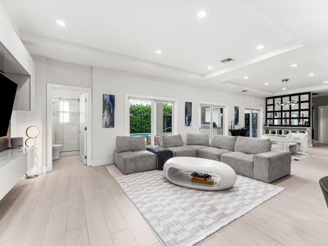 Продажа дома по адресу 1044 NW 6th Drive - фото 6643498