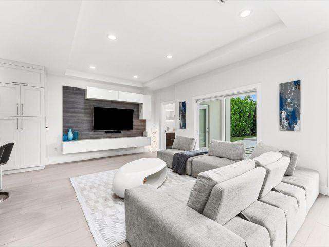 Продажа дома по адресу 1044 NW 6th Drive - фото 6643499