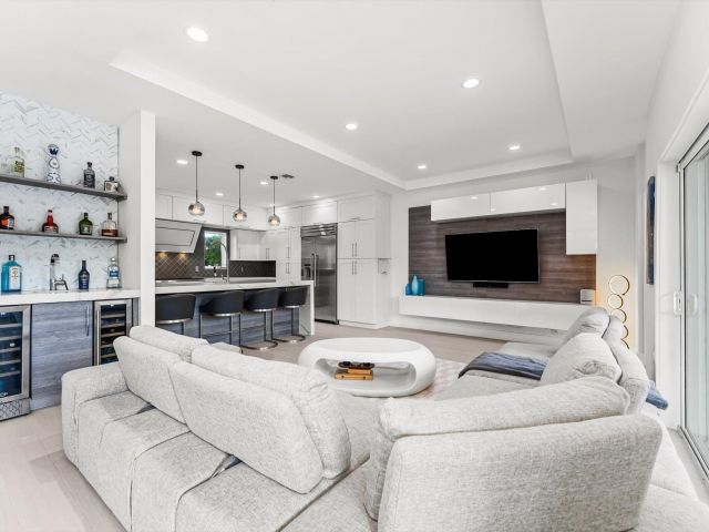 Продажа дома по адресу 1044 NW 6th Drive - фото 6643500