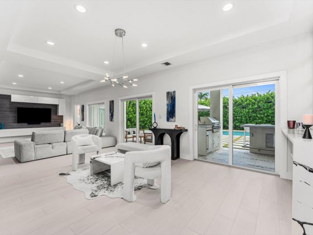 Продажа дома по адресу 1044 NW 6th Drive - фото 6643505