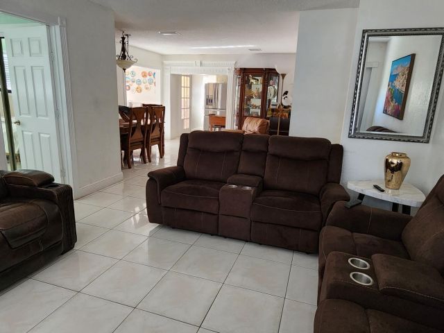 Продажа дома по адресу 1341 SW 24th Avenue - фото 6621423