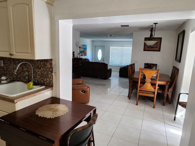 Продажа дома по адресу 1341 SW 24th Avenue - фото 6621425