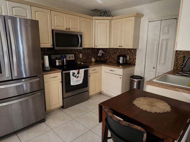 Продажа дома по адресу 1341 SW 24th Avenue - фото 6621426