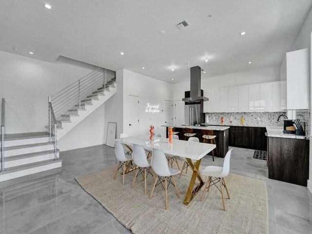 Дом в аренду по адресу 1220 NE 15th Avenue - фото 6642802