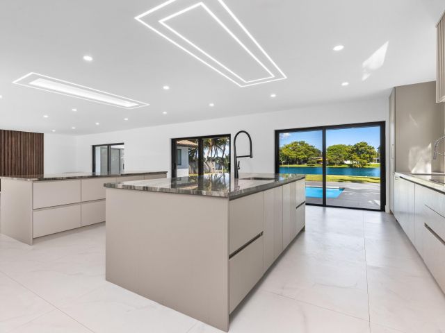 Продажа дома по адресу 18735 NE 18th Avenue - фото 6626678