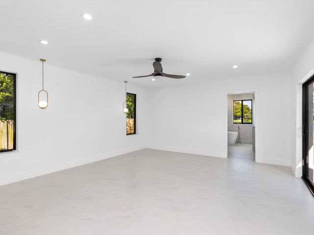 Продажа дома по адресу 18735 NE 18th Avenue - фото 6626680