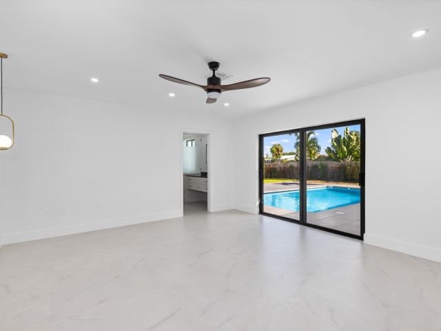 Продажа дома по адресу 18735 NE 18th Avenue - фото 6626681