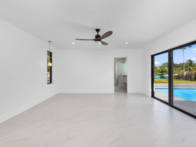 Продажа дома по адресу 18735 NE 18th Avenue - фото 6626682