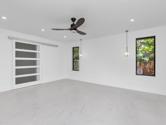 Продажа дома по адресу 18735 NE 18th Avenue - фото 6626684