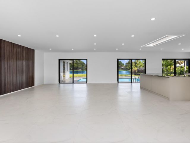 Продажа дома по адресу 18735 NE 18th Avenue - фото 6626688